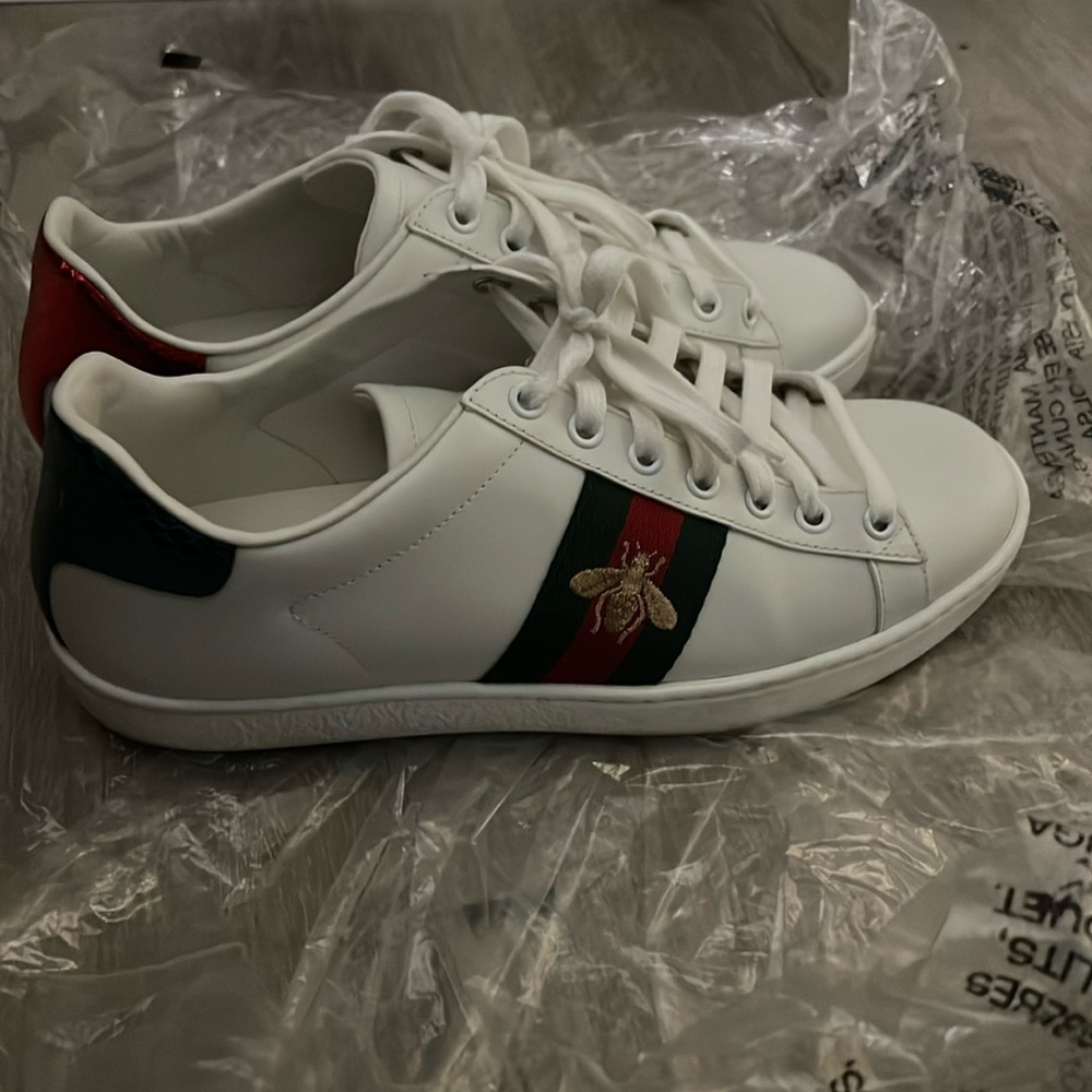Lovely Gucci Ace sneakers in EXCELLENT condition. Size 38 EU (8 US)